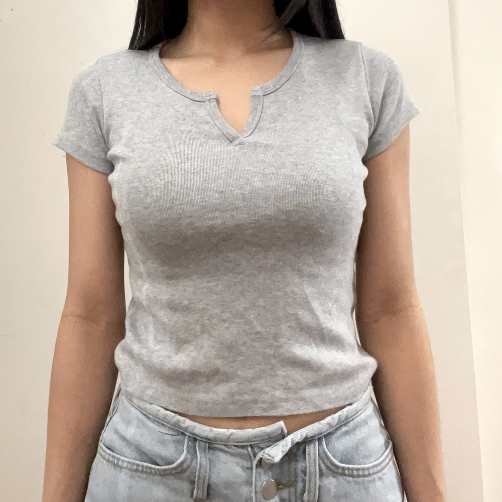 Gray fitted tee